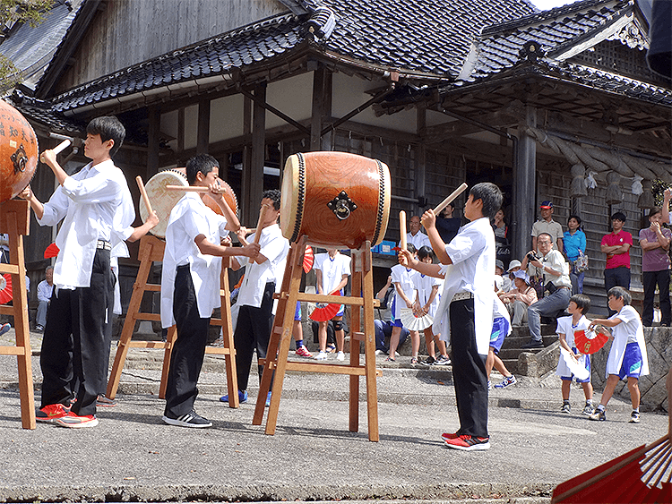 どっさり祭りで太鼓を叩く生徒たち